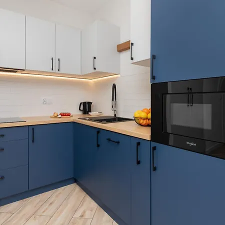 Old Town Aesthetic Deep Blue In By Renters 아파트 그단스크